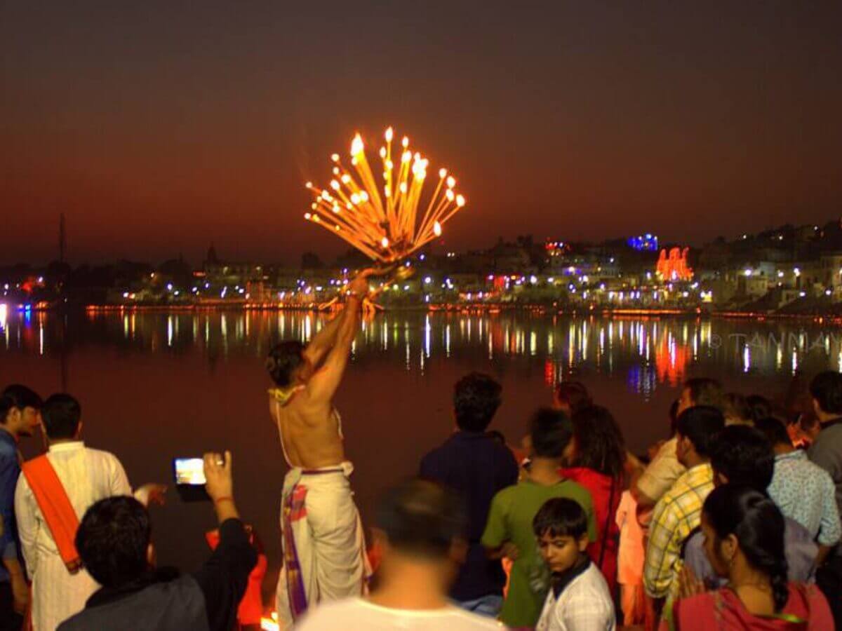 Tarde Aarti en Pushkar Ghats, Rajasthan