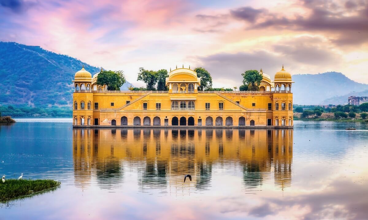 Recorrer el Jal Mahal desde la orilla Jaipur en julio