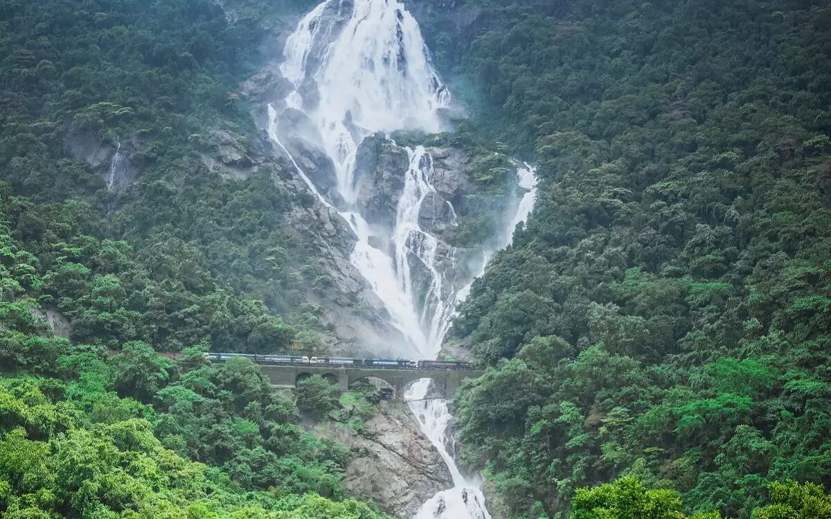 Explorar las cascadas Dudhsagar en safari 4x4