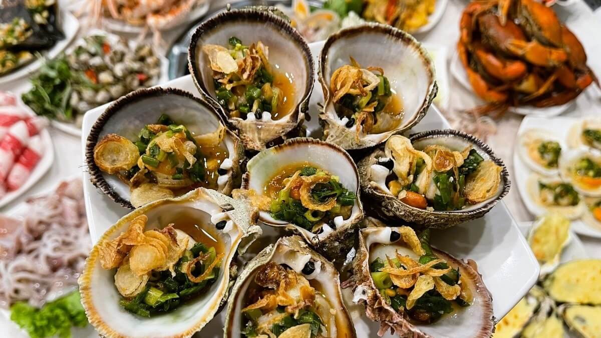 Disfrutar de la cocina local y probar mariscos frescos