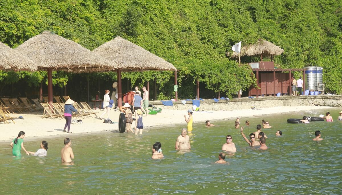 Nadar y relajarse en la isla Soi Sim