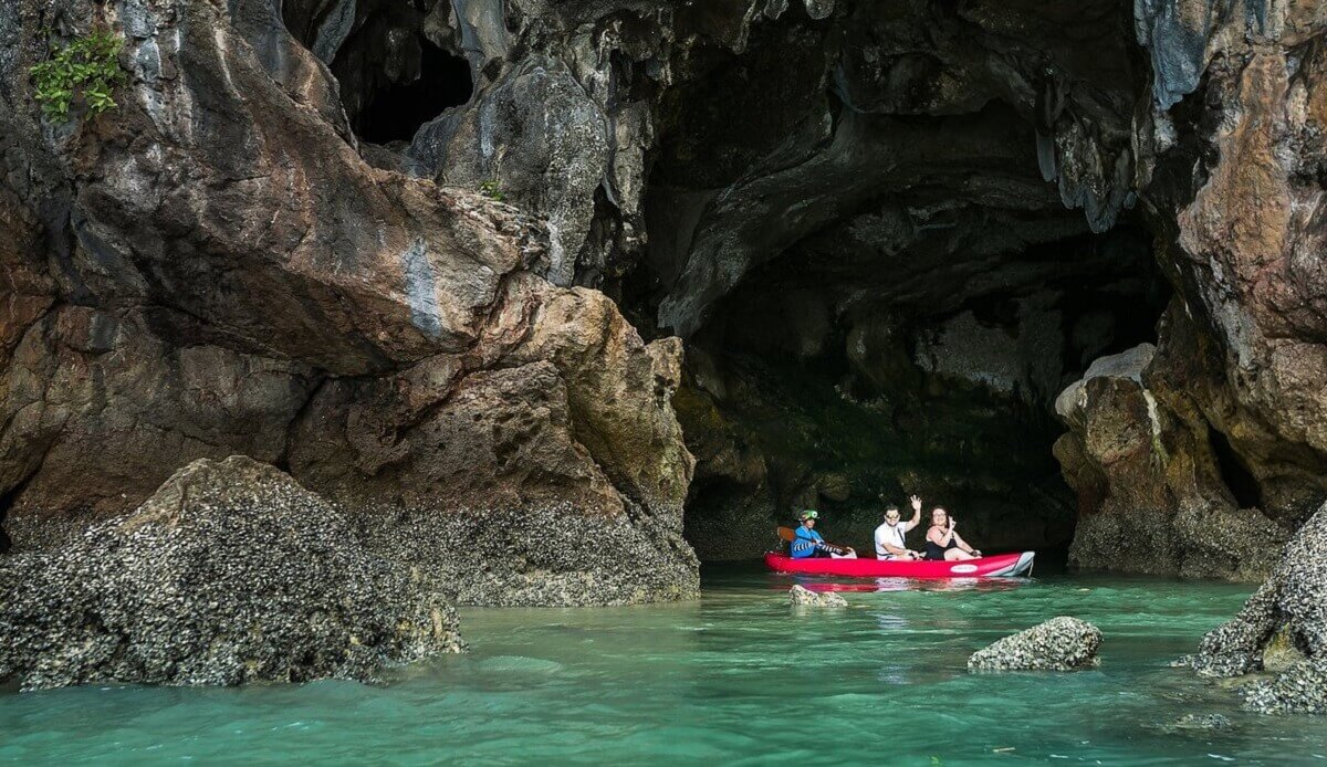 Explorar cuevas marinas en Phang Nga Bay