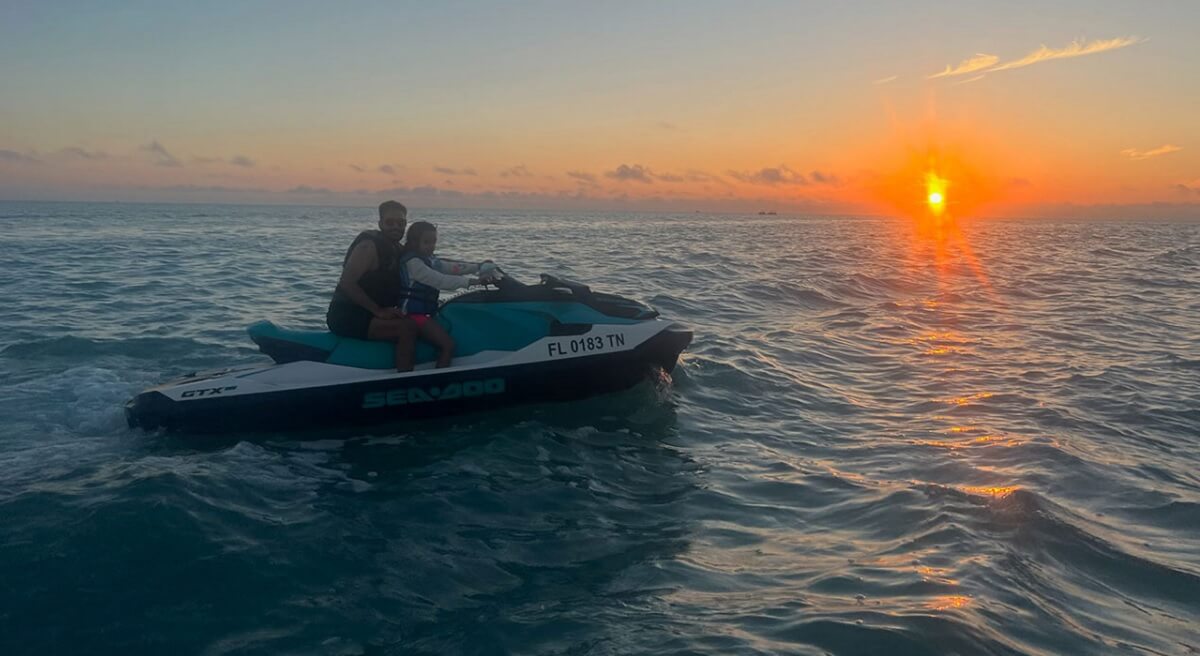 Paseo en barco al atardecer por la costa de Pattaya