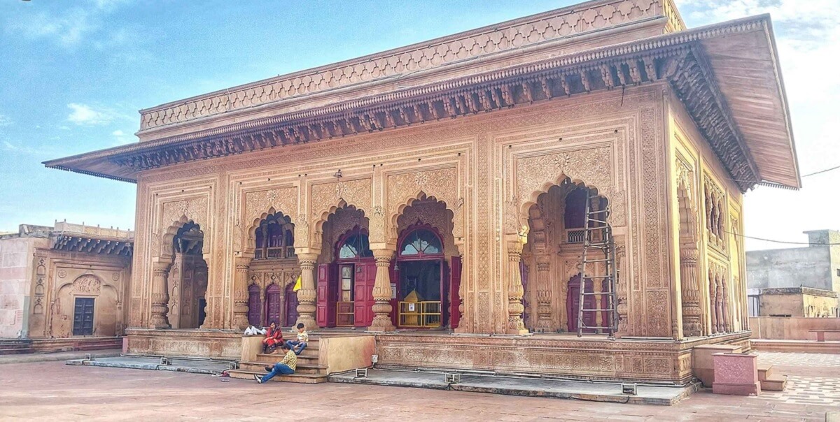 Descubrir el Templo de Laxman Mandir