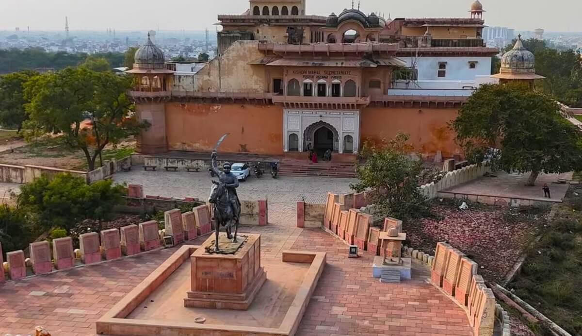 Explorar el Fuerte de Lohagarh