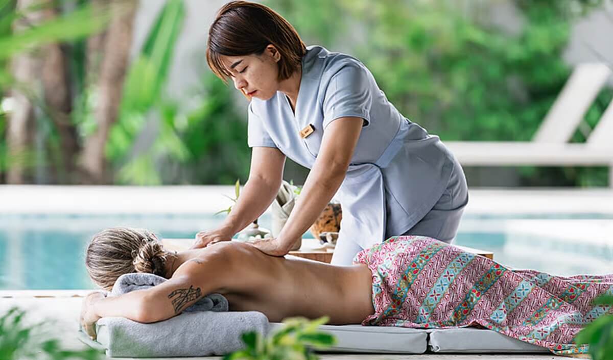 Recibir un masaje tailandés tradicional