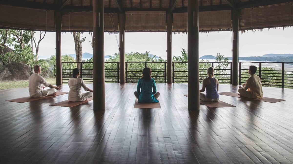 Participar en un retiro de yoga o meditación