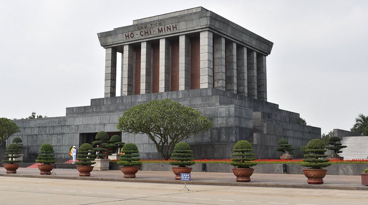 Visitar el Mausoleo de Ho Chi Minh