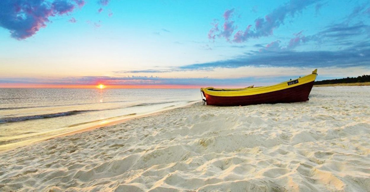 Disfrutar del Atardecer en Casuarina Beach