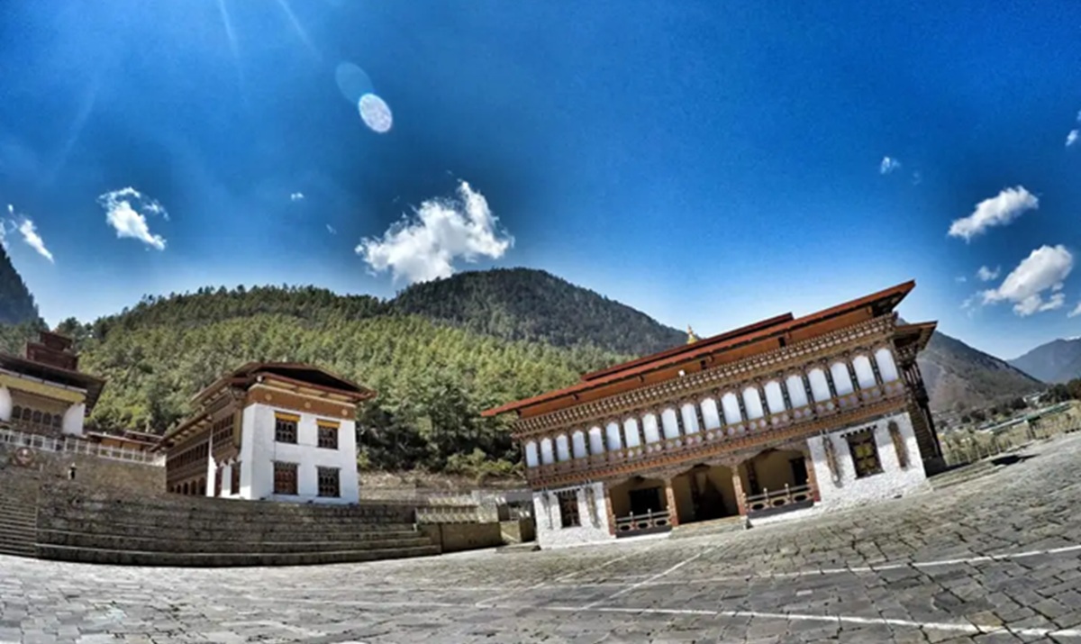 Visitar el templo Lhakhang Karpo y Lhakhang Nagpo