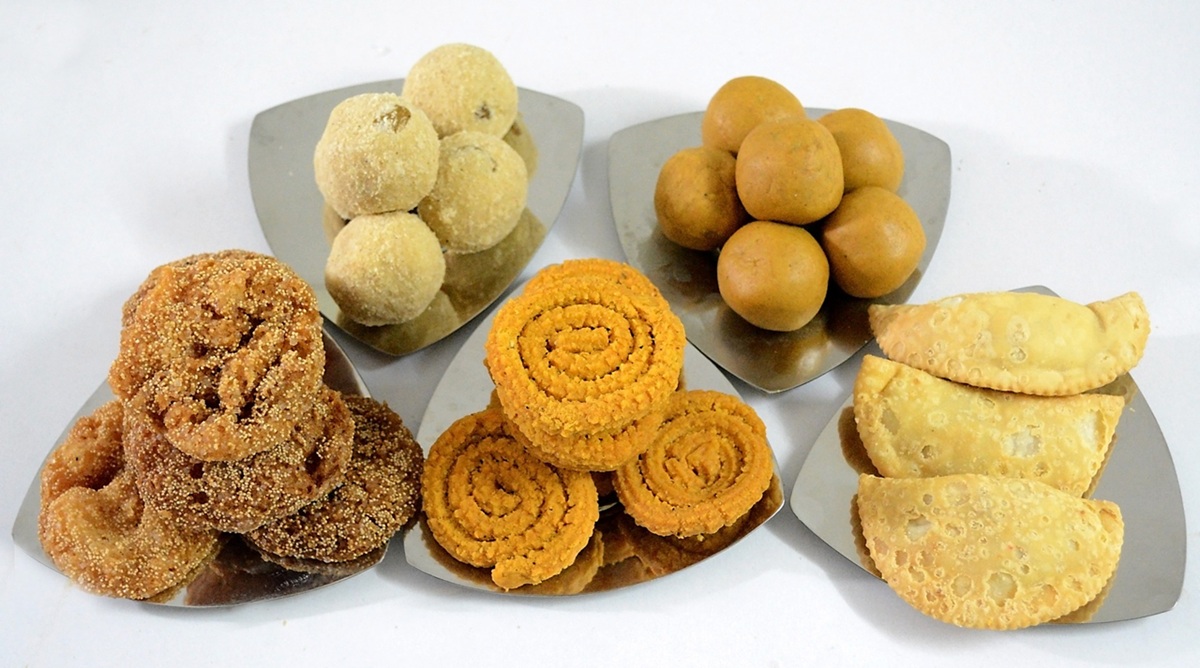 Saborear dulces indios en un festival