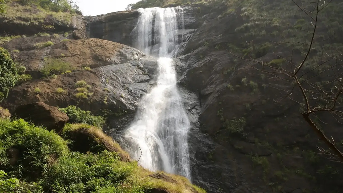 Refrescarte en las cascadas de Palaruvi