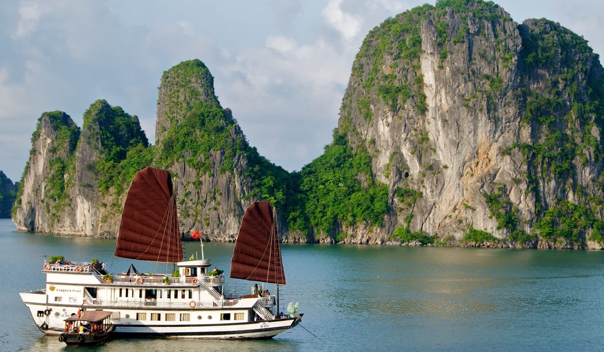 Navegar en un crucero por la Bahía de Halong