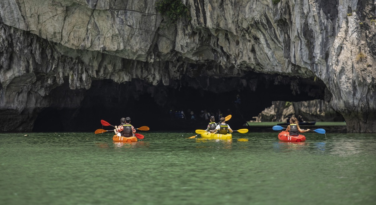 Hacer kayak entre las islas y cuevas marinas