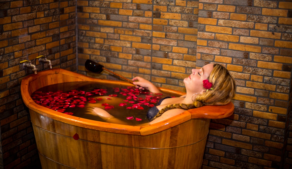 Relajarte en un spa o baño herbal Dao Rojo