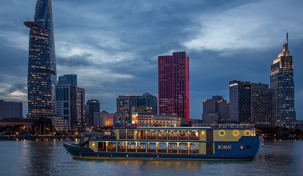 Disfrutar de un crucero por el río Saigón