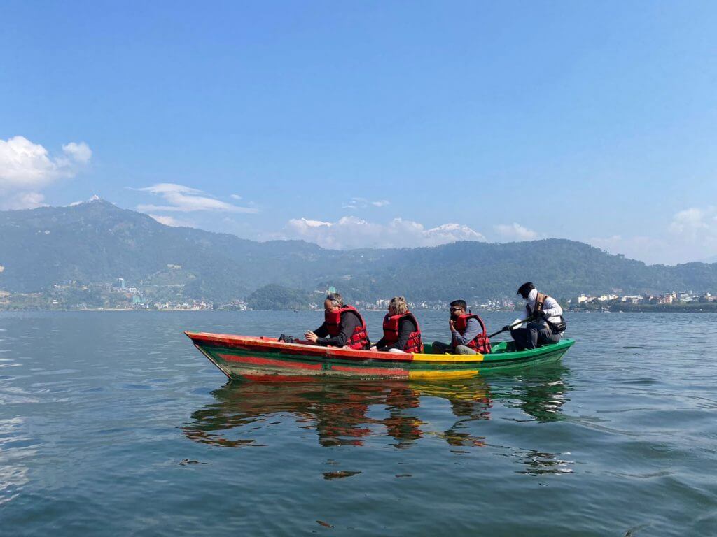 Paseo en barco en el lago Phewa pokhara