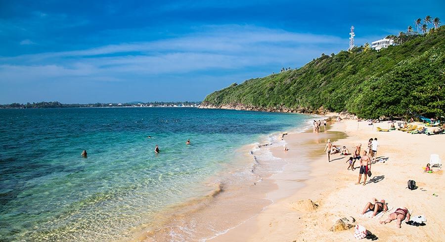Relajarse en la playa de Unawatuna