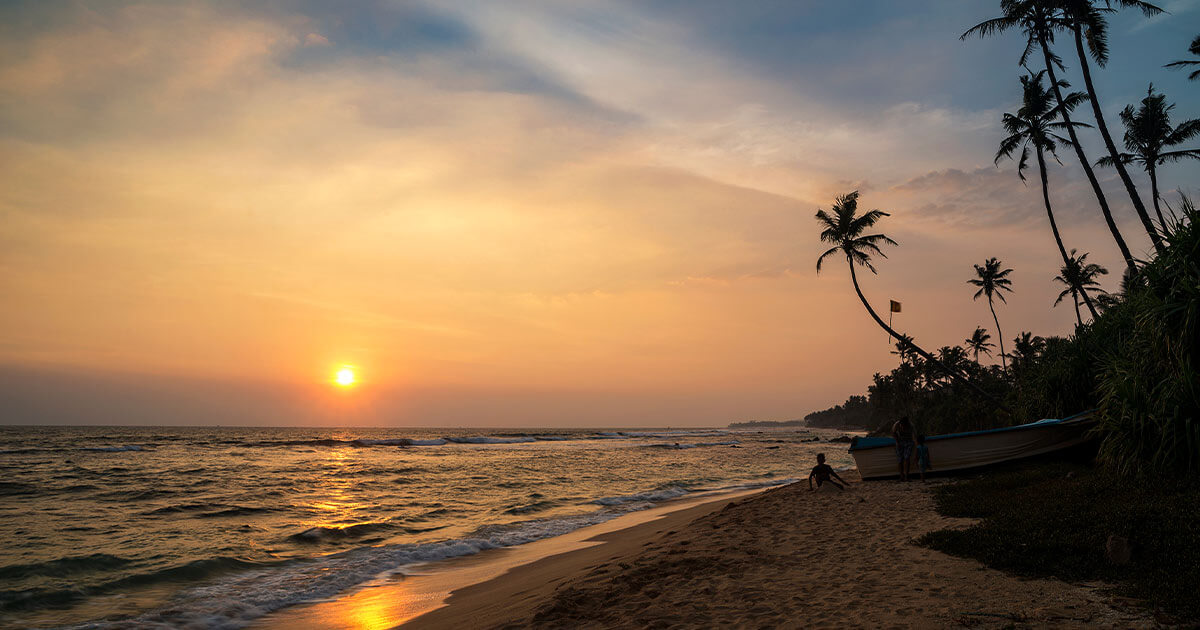 atardecer desde la playa mirissa
