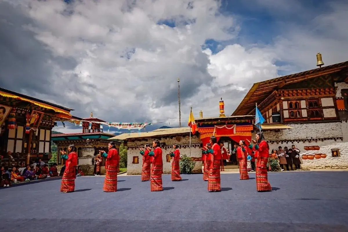 Llegada a Bumthang durante una ruta cultural por Bután