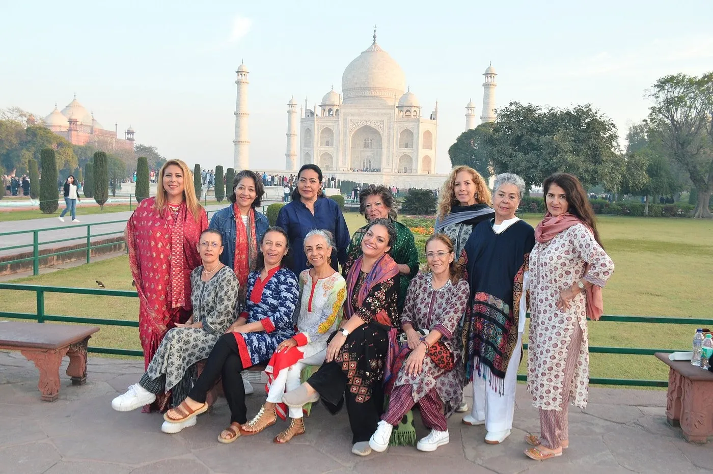 Viajeros frente a un monumento de India