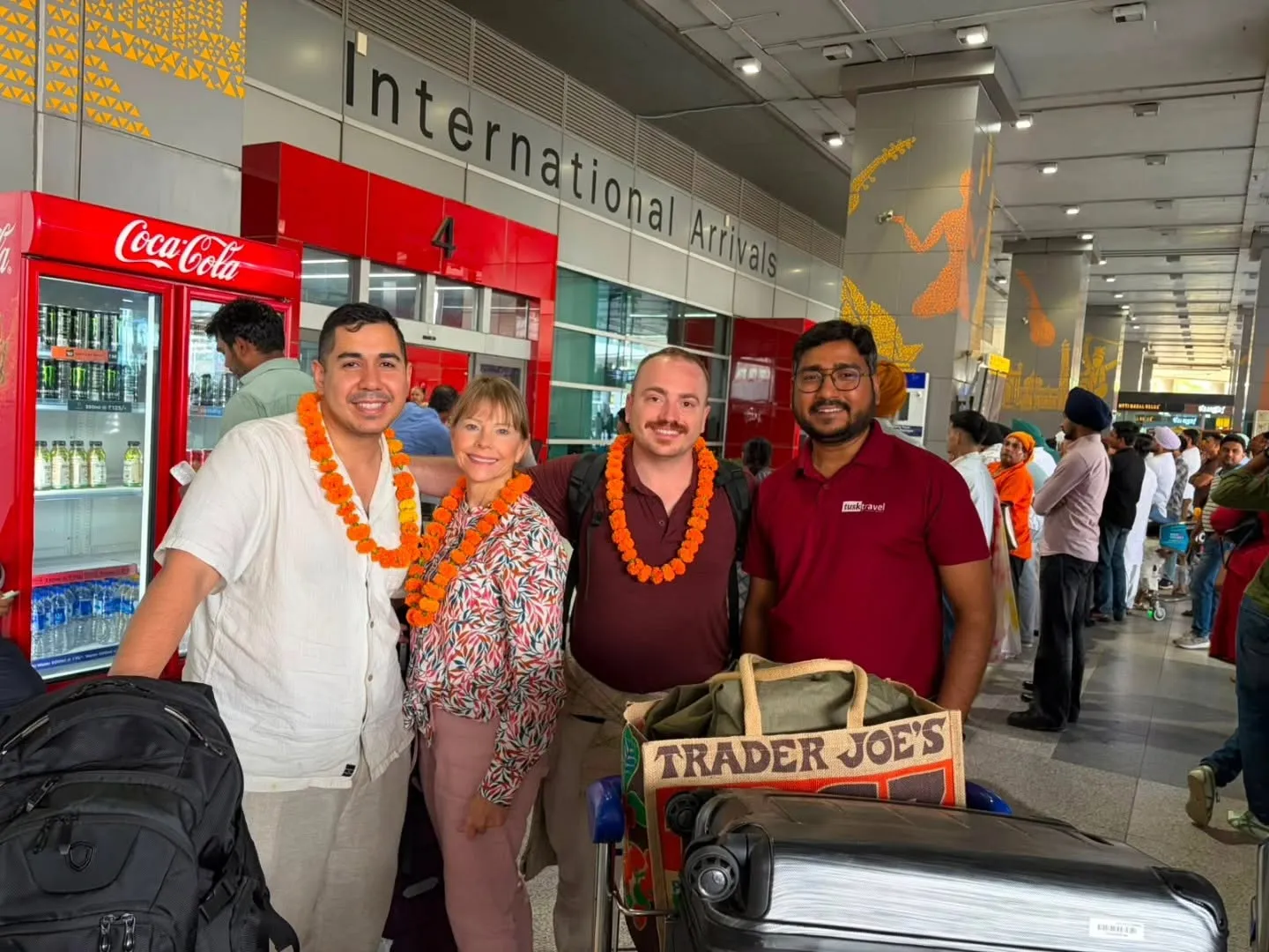 Viajeros acompañados por el equipo local de Tusk Travel