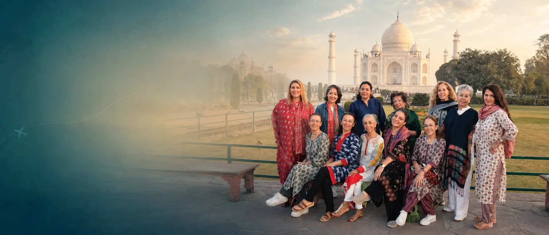 Viajeros frente al Taj Mahal durante un viaje privado por India