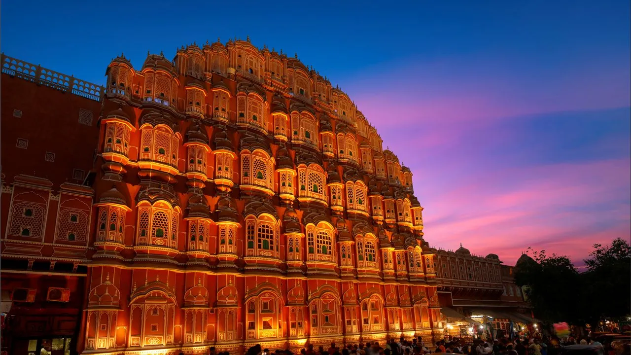 Detalle de la fachada histórica del Hawa Mahal