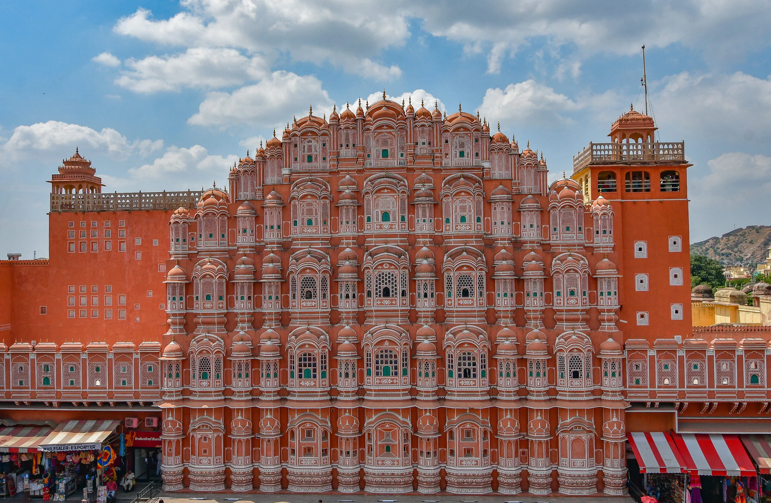 Vista frontal del Hawa Mahal para fotografía