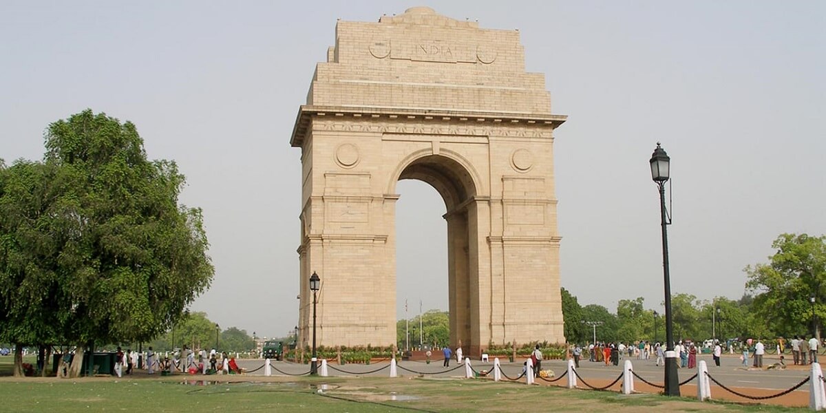 India Gate dentro del paisaje urbano de Nueva Delhi