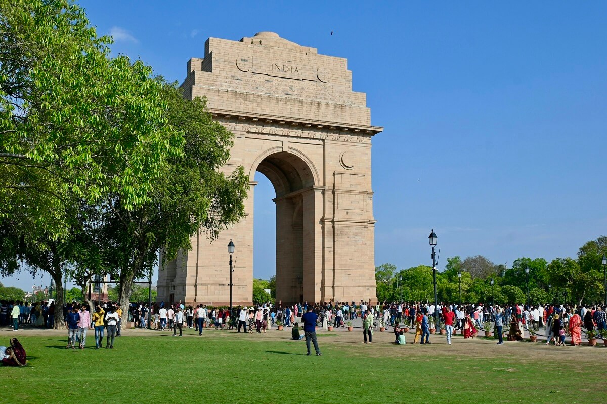 India Gate dentro de una ruta por Nueva Delhi