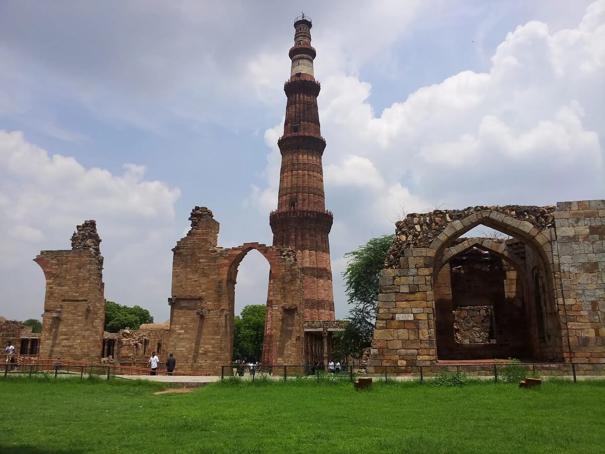 Ruinas y estructuras del complejo de Qutub Minar