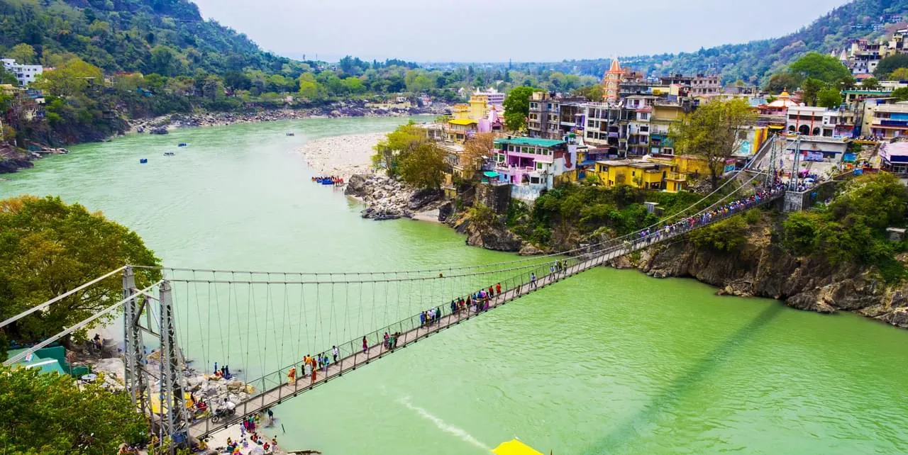Rishikesh junto al Ganges durante un viaje por India