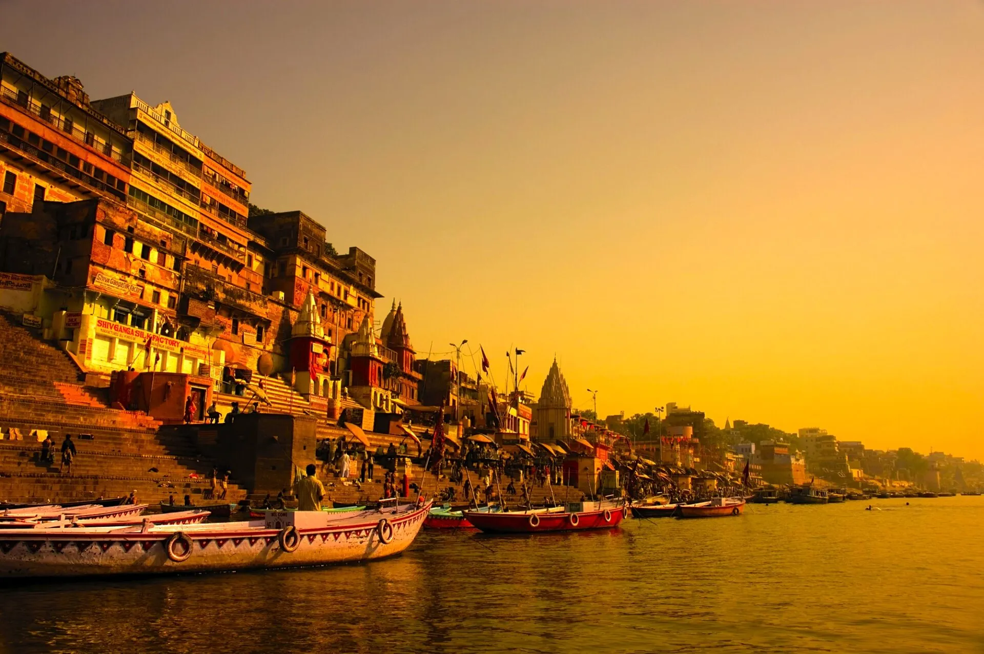 Ghats de Varanasi durante un primer viaje por India
