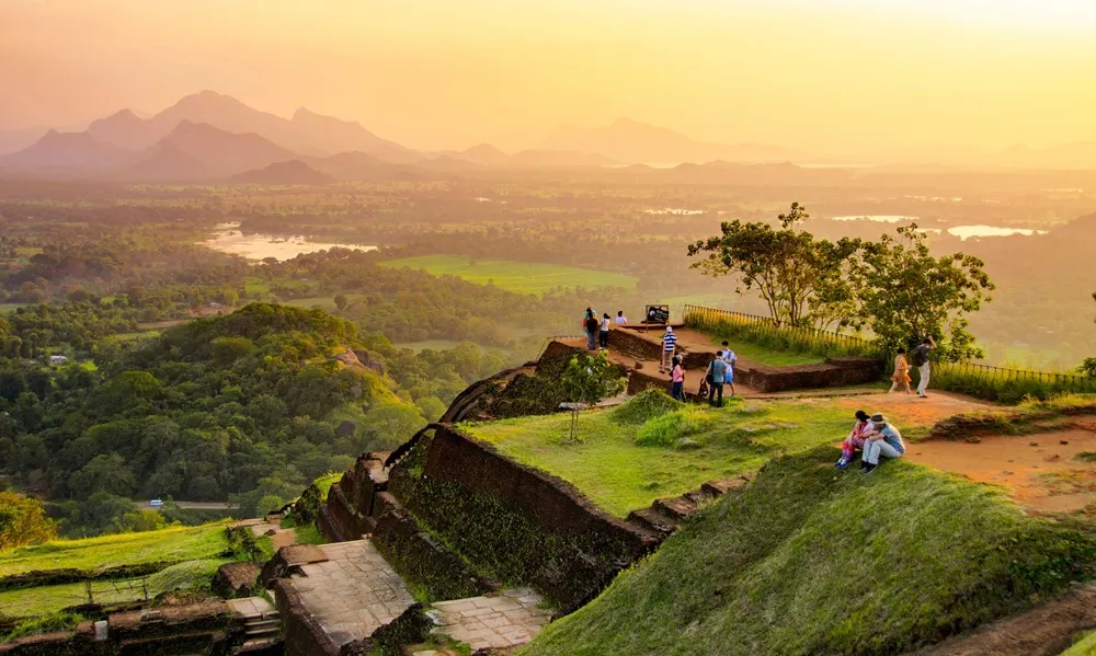 Fortaleza de roca de Sigiriya durante una ruta clásica