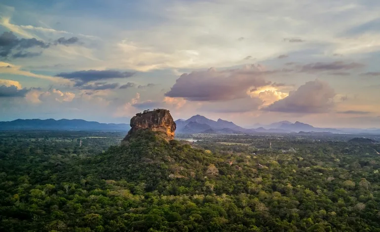 Fortaleza de roca de Sigiriya durante un viaje por Sri Lanka